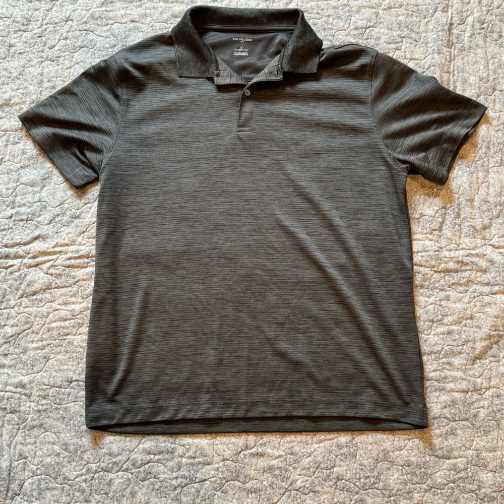 Men’s classic fit Van Heusen polo. Size L